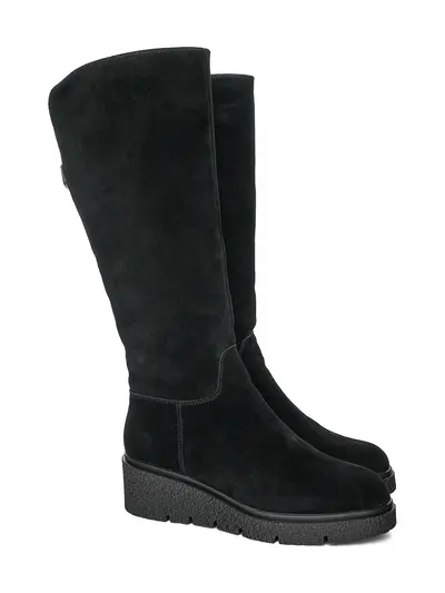 Сапоги черного цвета на танкетке